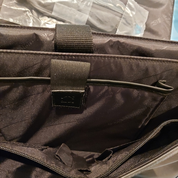 NWT Kenneth Cole 15.6" Leather Blk Messenger Bag - Picture 5 of 11